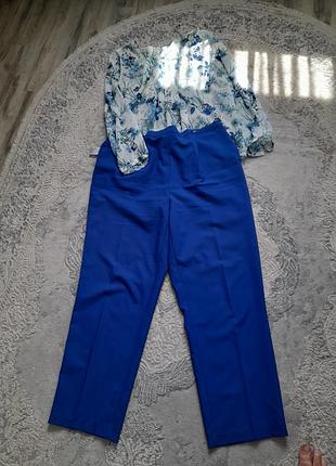 Классические фирменные брюки василькового цвета