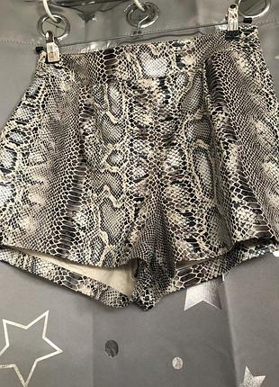 Трендові шорти в зміїному принті