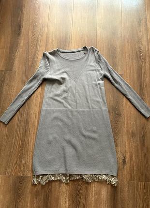 Сукня сірого кольору з мереживом внизу
