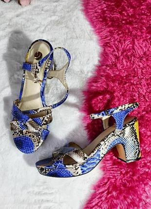 Стильні синьо-жовті  босоніжки на каблуку