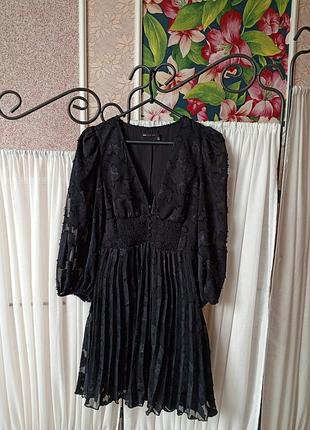 Неймовірно красиве чорне плаття в квіти з плісеровкою asos design.