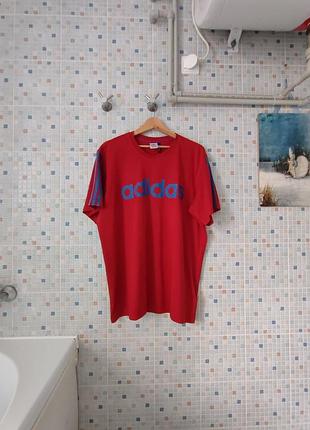 Футболка adidas.