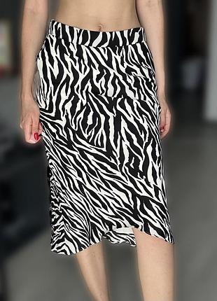 Коасична спідниця у тваринний принт з асиметричний низом