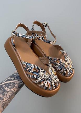 Ексклюзивні босоніжки з закритим носком на платформі з італійської шкіри жіночі