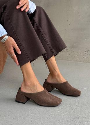 Коричневі натуральні замшеві мюлі сабо на середніх товстих підборах з квадратним закритим носом