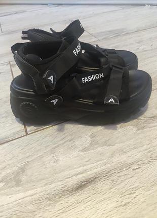 Босоніжки жіночі