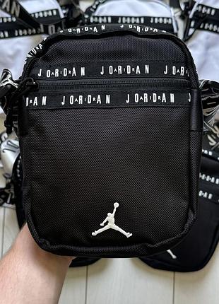 Сумка через плече nike air jordan із монограмним ремінцем, у 2-ох кольорах(чорний, білий).