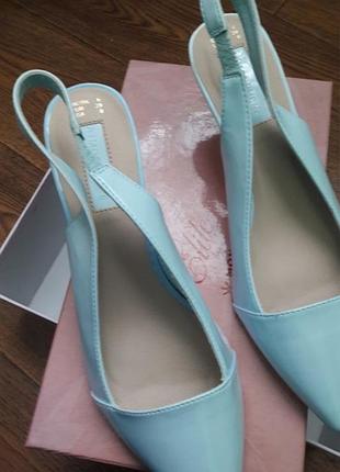 Очень  красивые,нарядные  и удобные босаножки-мюлли.