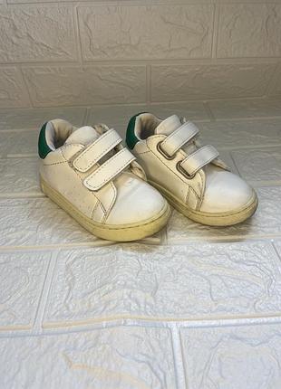 Кросівки є 2 пари 22 розмір та 23