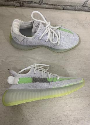 Кросівки жіночі yeezy boost