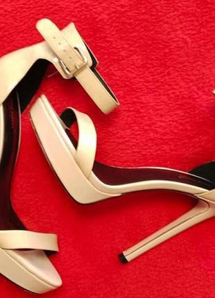 Босоножки нарядные