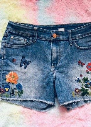 10-11 рок., 146 зріст h&m шорти на літо. джинсові.  стан ідеальний  анімалістичний принт довжина 26;