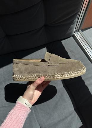 Zara замшеві лофери в коричневому кольорі з плетеною підошвою.