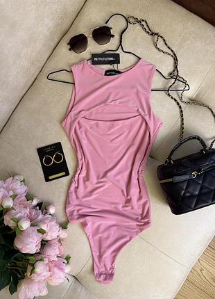 Рожевий боді з вирізом спереду від pretty little thing.