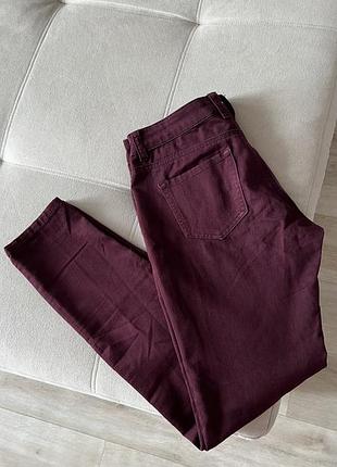 Бордовые джинсы