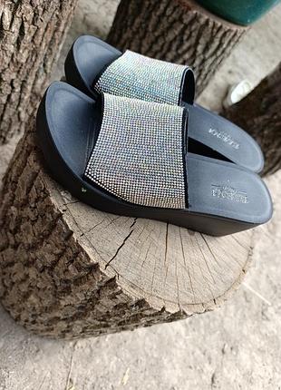 Женские шлепанцы