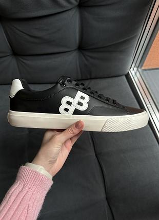 Hugo boss aiden tenn sn33 базові кеди в чорному кольорі, з білою підошвою.