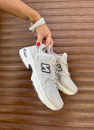 Бежевые очень крутые кроссовки с черными вставками