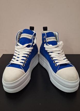 Продаю нові італійські кеди stratagemma, кольор синій.куплені в італії.
 нові, ні разу не вдягались.
дуже стильні і гарні.
розмір 37.
