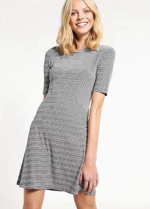 Літнє плаття у смужку