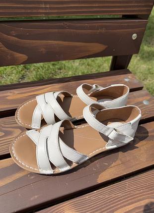 Clarks босоніжки шкіряні 38