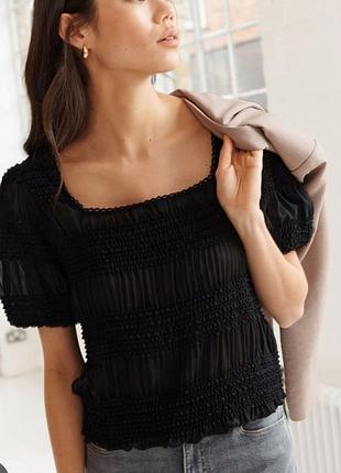 Красивый топ, сзади есть завязки 44-46.