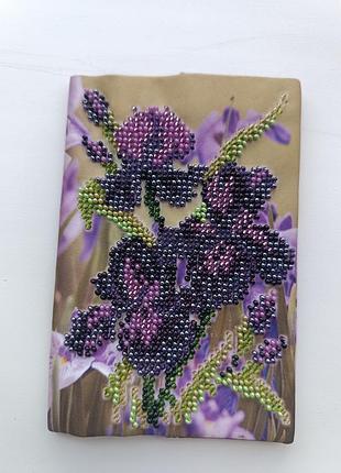 Обкладинка на паспорт вишита бісером.