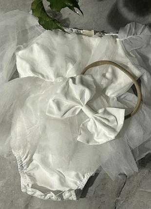 Біла сукня-боді з повʼязкою-бантиком