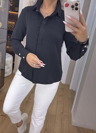 Жіноча блуза сорочка чорна з полірованої костюмки аліса з ефектом матового шовку довга пряма з коміром