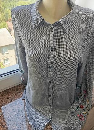 Стильна сорочка з вишивкою на рукавах