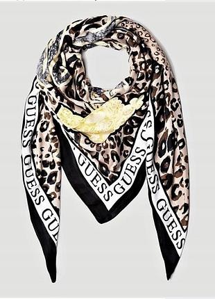 Хустка  guess з анімалістичним принтом.