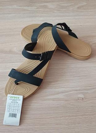 Продам черные женские  босоножки р.11. crocs. длина по внутренней стельке 28 см. по подъему регулировуются ремешком. высота каблука   2.5 см