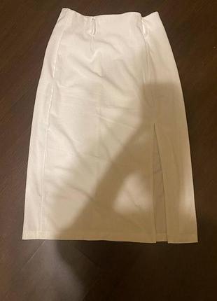 Біла спідниця з розрізом