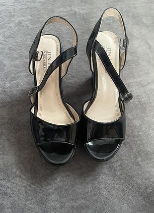 Босоніжки жіночі