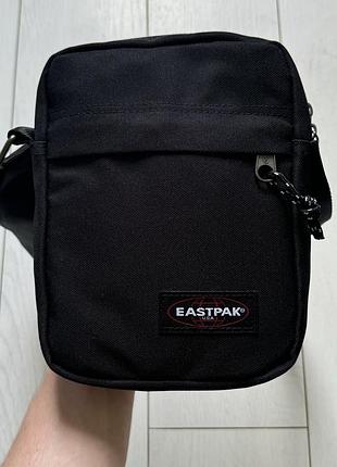 Сумка через плече eastpak у чорному кольорі. месенджер eastpak.