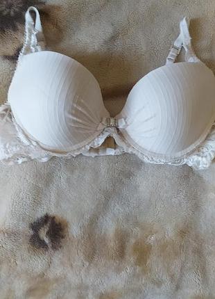 Класний бюстгалтер ніжного бежевого кольору ,бренд closer,80.b/c,200 грн