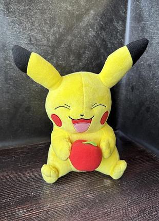 Мягкая игрушка веселый пикачу с яблоком покемон pikachu pokemon touch 26 см
