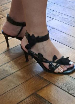 Кожаные лакированные босоножки.