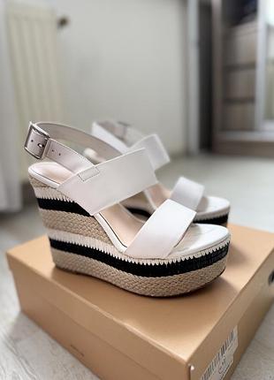 Босоніжки на танкетці білі estro 38 розмір