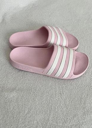 Шлёпанцы фирмы adidas размер к2 наш 35 по стельке 23 см.