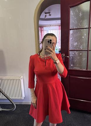 Яскраво червона сукня
