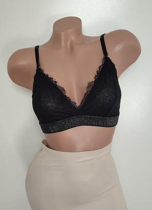 Чорний мереживний бралет.