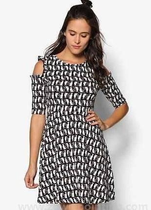 Черное платье с котиками принт коты с открытыми плечами платья черное с котами.