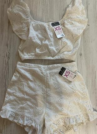 Костюм новий