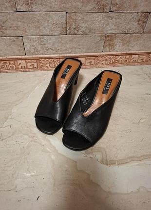 Зручні комфортні мюлі з натуральної шкіри на невеликому підборі