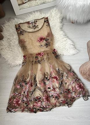 Прозора сукня з квіточками