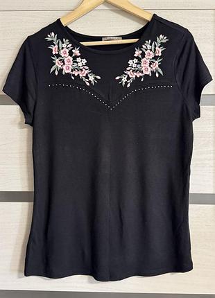Жіноча чорна футболка з квітами orsay