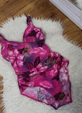 Эффектный слитный купальник