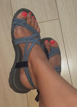 Сандалі жіночі