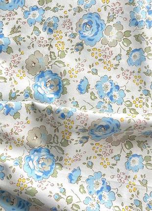 Хлопковая  белая ткань с принтом голубых  роз  , (40×50 см)